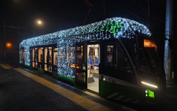 В Курске на линию вышел украшенный к Новому году трамвай «Ветерок»