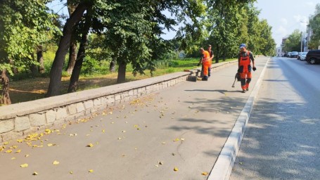 Кировские подрядчики пылесосят тротуары перед предстоящими ливнями