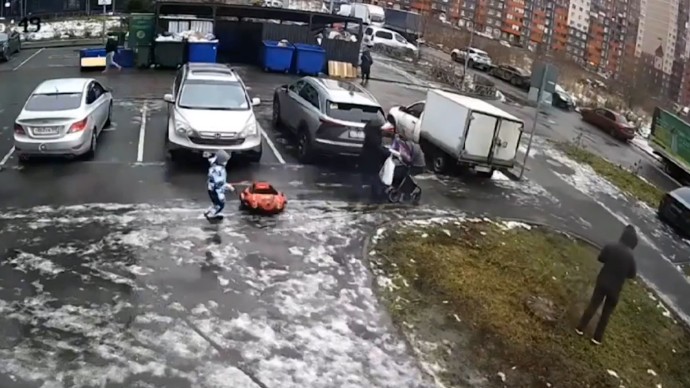 Неизвестный мужчина разбрасывает отравленную колбасу в Лавриках: кадры и опасность для собак Неизвестный мужчина разбрасывает отравленную колбасу в Лавриках: кадры и опасность для собак