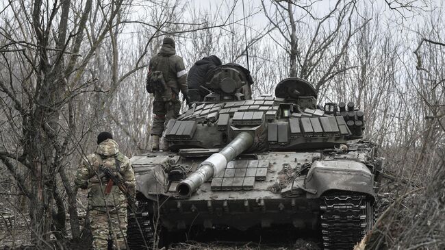 Экипаж Т-72 выдержал 24 удара дронами при разминировании, рассказал боец