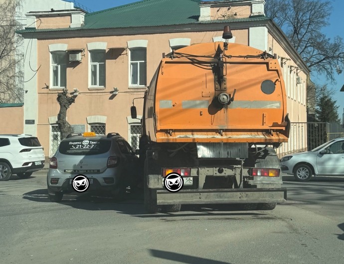 На улице Ставского в Пензе дорожная техника столкнулась с такси