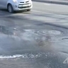 Торчащий из-под забора шланг несколько дней заливает водой улицу в Южно-Сахалинске