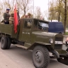 Горожане с портретами героев Великой Победы проехали на ретро-автомобилях по центру Петербурга