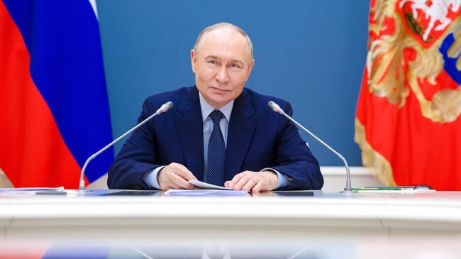 Путин наградил работников завода "Росатома"