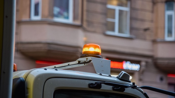 На проспекте Маршала Жукова прорвало трубу, но аварийка приехала быстро