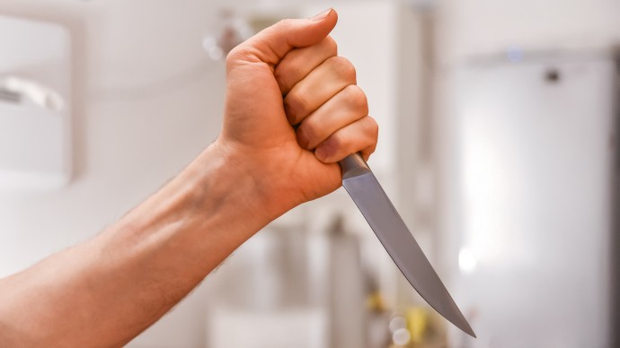 Уголовное дело из-за бытового конфликта: петербурженка нанесла сожителю удары ножом в грудь Уголовное дело из-за бытового конфликта: петербурженка нанесла сожителю удары ножом в грудь