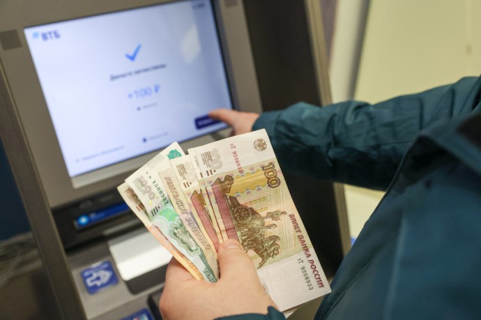 Стало известно, сколько свободных денег россияне хранят на карте