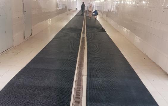 В Курске в подземных переходах на проспекте Плевицкой обновили покрытие по просьбам жителей В Курске в подземных переходах на проспекте Плевицкой обновили покрытие по просьбам жителей