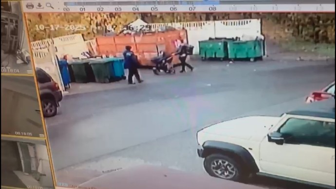 На видео камеры наблюдения попала женщина, оставившая коляску с младенцем на Московском проспекте