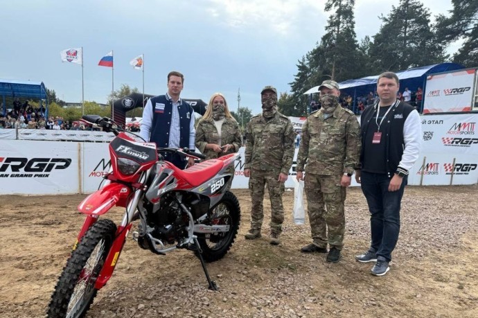 Нижегородский министр спорта Кабайло передал кроссовый байк на СВО