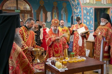Митрополит Зиновий совершил праздничную Божественную Литургию и чин освящения меда в Макаровской обители