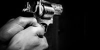 В Астрахани задержали мужчину, разгуливавшего по улице с пистолетом