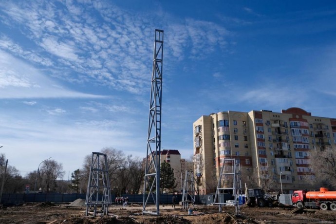 В Астрахани стартовал монтаж стелы «Астрахань — город трудовой доблести»