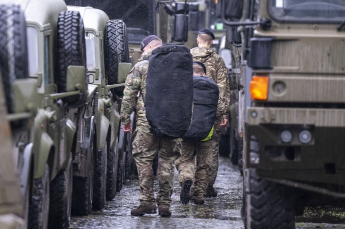Британия привлекла военных для ликвидации последствий забастовки мусорщиков