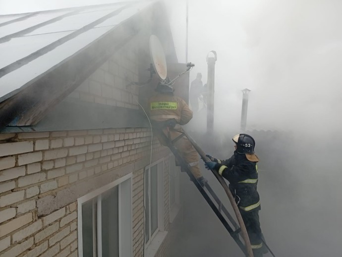 Пензенские спасатели потушили пожар в селе Нижняя Елюзань Пензенские спасатели потушили пожар в селе Нижняя Елюзань