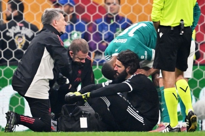 "Ливерпуль" на полтора месяца потерял основного вратаря из-за травмы