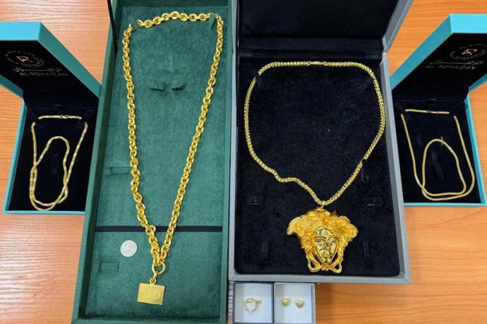 Россиянина с люксовыми украшениями удалось задержать в Домодедово Россиянина с люксовыми украшениями удалось задержать в Домодедово