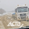 "Оху и не любить": сахалинка сняла на видео грузовик, завязший на дороге "по уши"