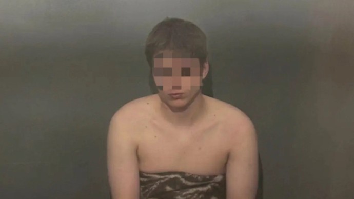 Абсолютно голый мужчина запрыгнул на такси в Петербурге и разбил лобовое стекло