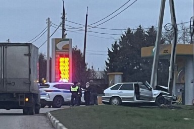 В Ефремове лихач на ВАЗе влетел в опору ЛЭП, пытаясь скрыться от ДПС