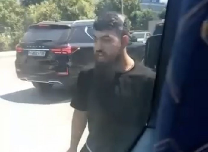 Не уступил мигранту – стал жертвой: на водителя автобуса напал мигрант в Артёме