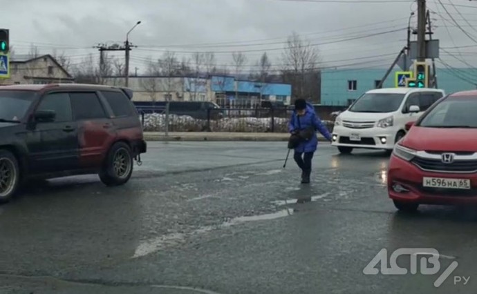 Странное поведение женщины в Южно-Сахалинске заставило автомобилистов беспокоиться