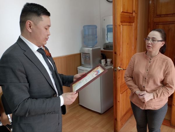 В Бурятии наградили женщину, спасшую ребёнка от собаки