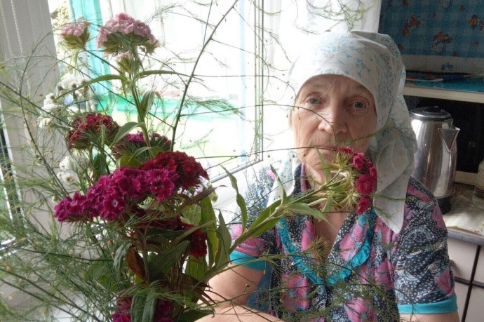 Социальные работники Вельска подарили пожилым людям «Букет для души»