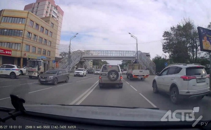 В Южно-Сахалинске внедорожник собрал "комбо" нарушений, пока инспекторы ДПС эвакуировали авто