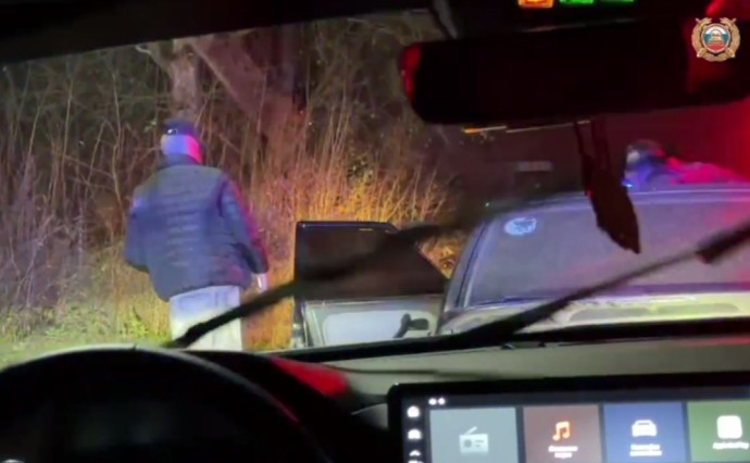 Пьяного водителя арестовали после погони полицейских под Ярославлем Пьяного водителя арестовали после погони полицейских под Ярославлем