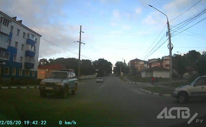 В Корсакове водитель мини-джипа спровоцировал опасную ситуацию на дороге В Корсакове водитель мини-джипа спровоцировал опасную ситуацию на дороге