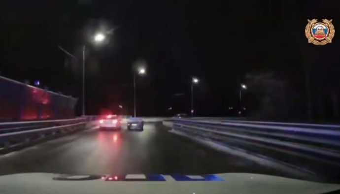 Ярославские полицейские устроили погоню со стрельбой за пьяным гонщиком без прав