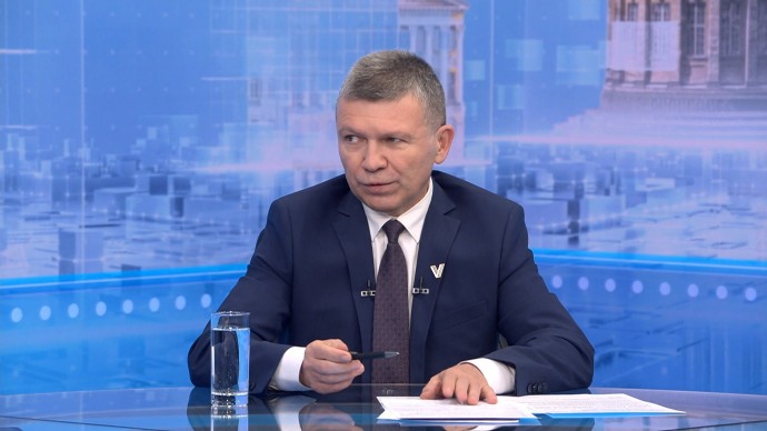 На территории Апраксина двора начали укладывать новый асфальт На территории Апраксина двора начали укладывать новый асфальт