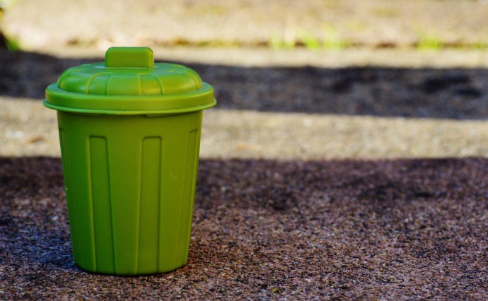 Хитрый план: сахалинка выбросила в мусорку пакет с деньгами, чтобы потом их похитить