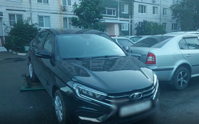 В Старом Осколе 7-летняя девочка за рулём авто сбила мужчину и въехала в две машины