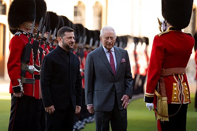 Зеленский нарушил протокол на встрече с Карлом III