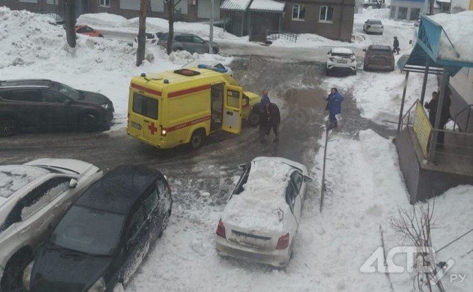 Глыба снега в Южно-Сахалинске упала на автомобиль, водитель в больнице