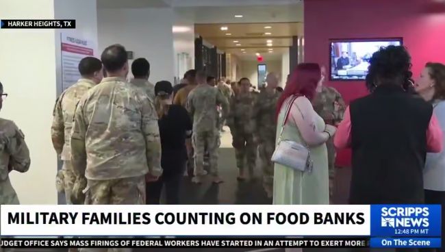 Военные США идут в очередь за бесплатной едой: из-за шатдауна остались без зарплаты Военные США идут в очередь за бесплатной едой: из-за шатдауна остались без зарплаты