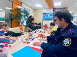 В День Государственного флага Российской Федерации петербургские следователи провели патриотический урок для подрастающего поколения