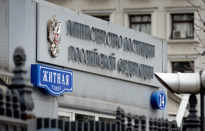Минюст предложил запретить неплательщикам алиментов работать пользоваться "Госуслугами"