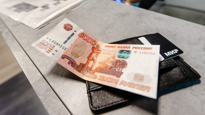 В каких сферах труда в Петербурге работодатели чаще всего финансово поощряют подчиненных