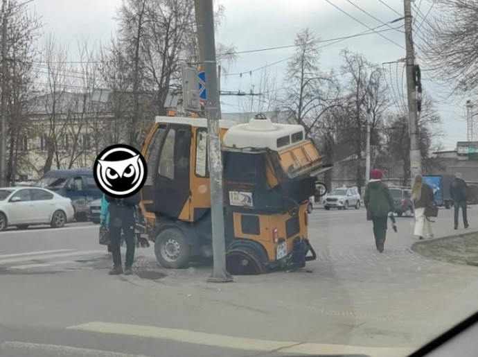 В центре Пензы спецтехника колесом провалилась в люк