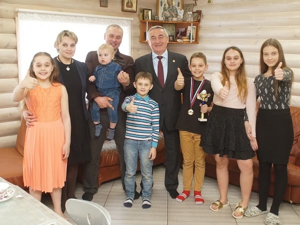 Юрий Бобрышев поздравил Татьяну Новолодскую с присвоением звания «Мать-героиня»