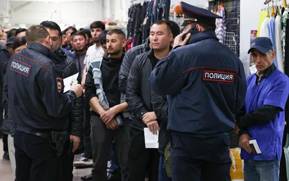 Минтруд предложил ограничить трудоустройство мигрантов без знания русского языка на должности с высоким уровнем коммуникации