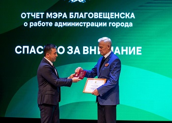Мэр Благовещенска поздравил с 75-летием Сергея Утенбергенова