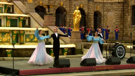 В Петергофе прошел пышный Бал медалистов