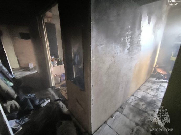 В Великом Новгороде пожарные передали медикам спасенную женщину