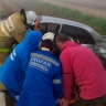 Пожарные вытащили  беременную женщину из разбитого авто в Приморье
