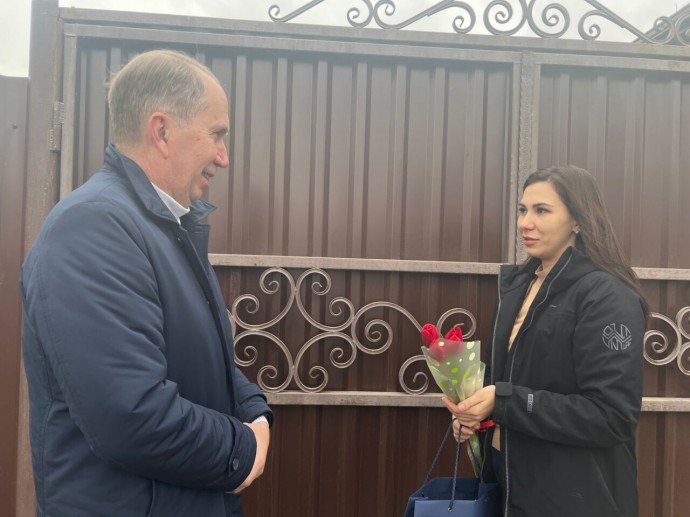 Глава гордумы Астрахани поздравил с 8 марта жен и матерей погибших бойцов