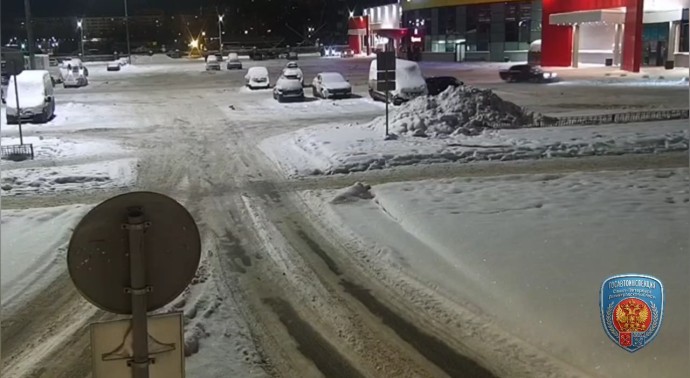 Петербуржец устроил опасный дрифт на заснеженной парковке в Невском районе Петербуржец устроил опасный дрифт на заснеженной парковке в Невском районе